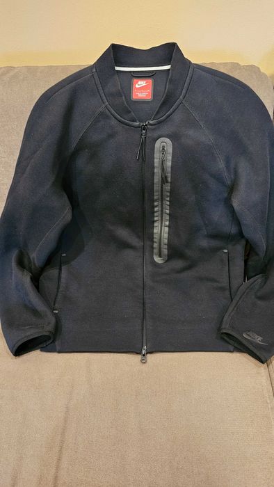 Продавам оригинален суичър на ,Nike