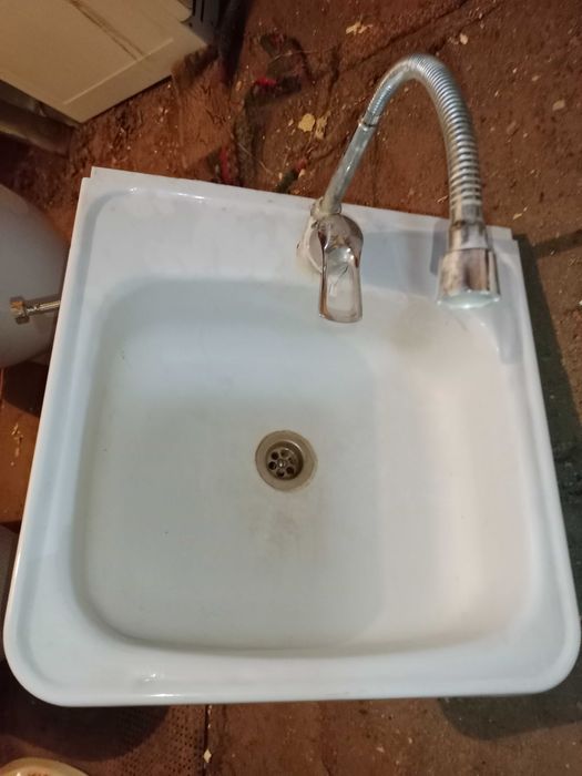 Продам раковину металлическую в хорошем состоянии адрес 6 мкр