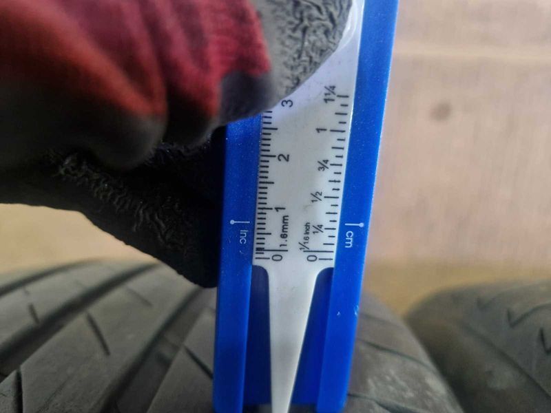 4 Bridgestone R18 235/60
летни гуми
DOT1223