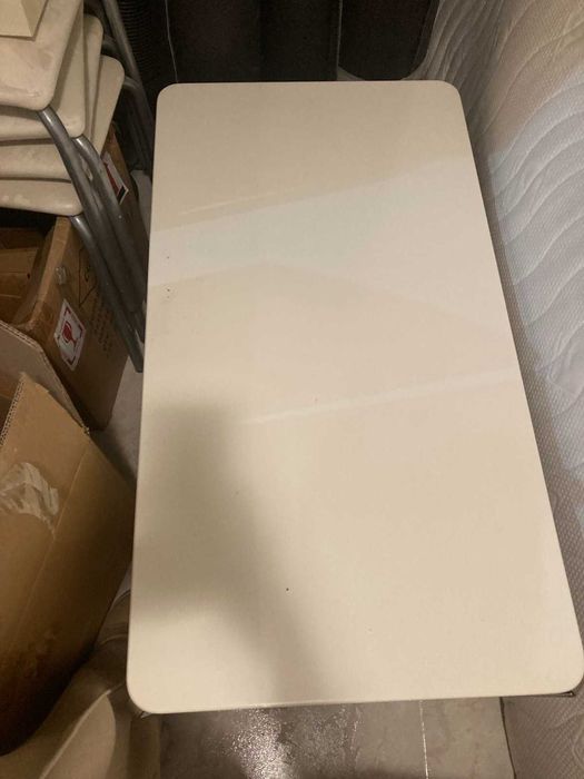 Холна маса -лаково пдч с метални крака