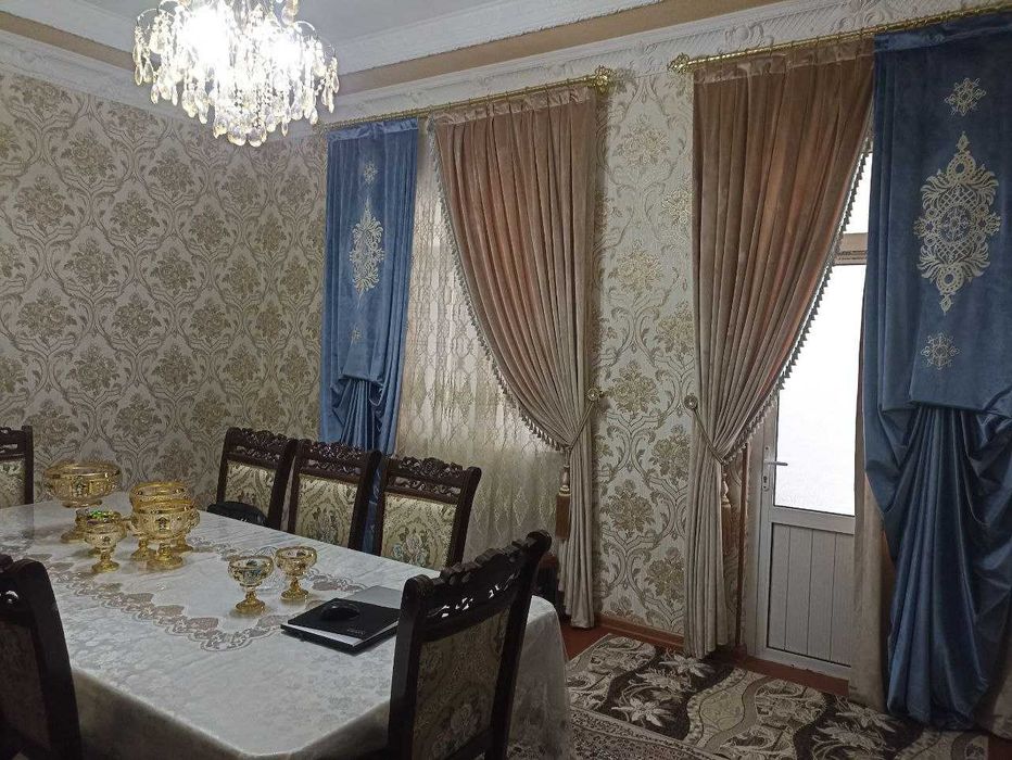 Участок 2,5 соток, 4 комнаты 2 санузла, летняя кухня навес для машины.