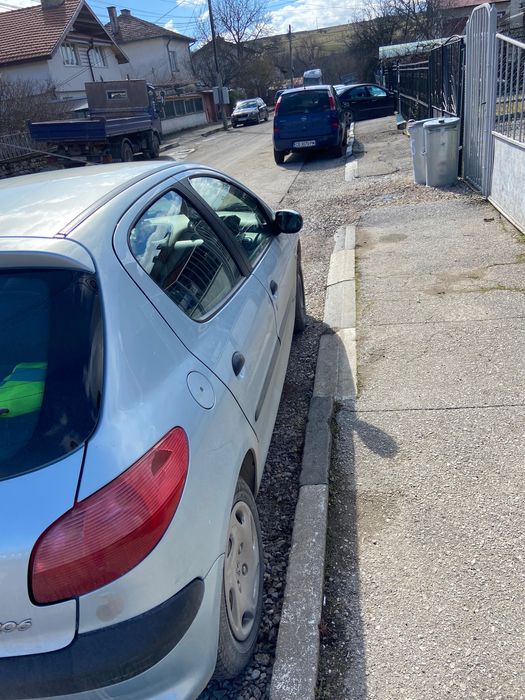 Продавам колата си поради проблеми