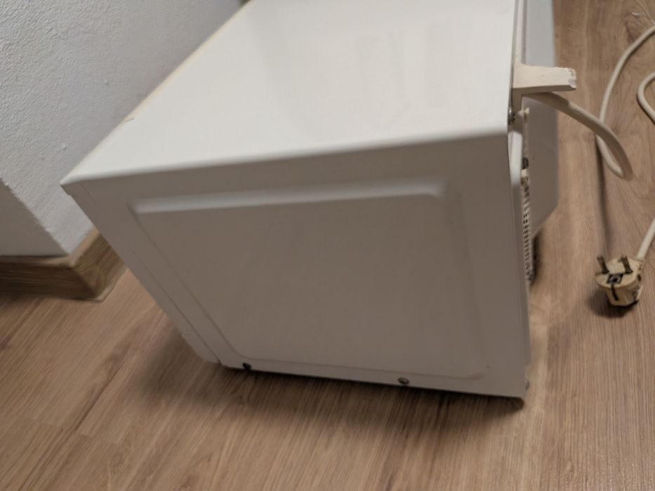 Cuptor cu microunde Sharp R270W, 20L – pentru piese sau reparație