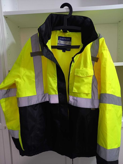 Echipament de lucru, rezistent la ploaie si vant