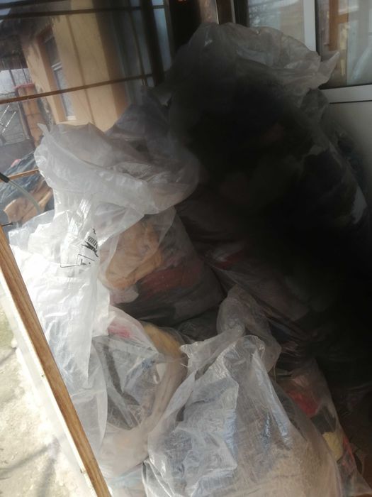 40 чувала с всякакви дрехи