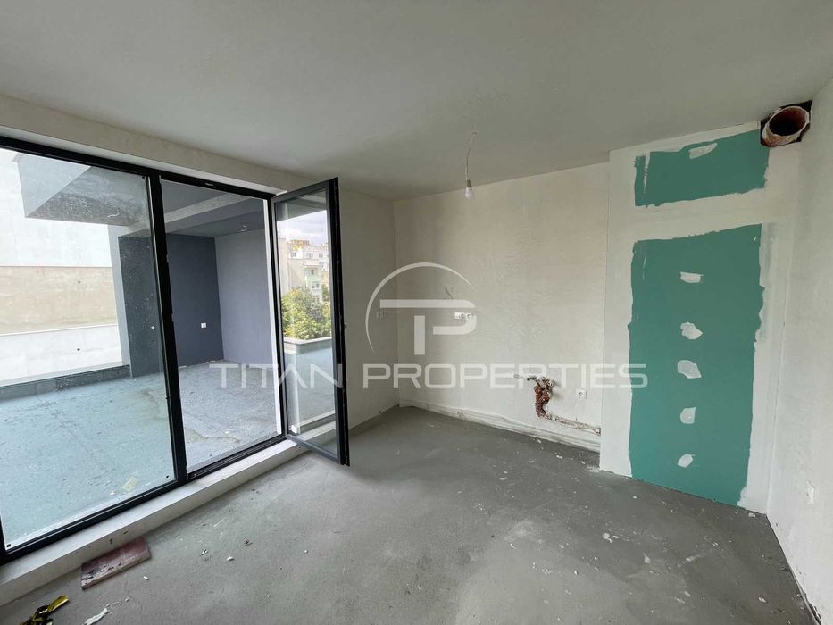 Продава се Тристаен апартамент в Пловдив, Младежки Хълм - 156 кв.м за 1642 €/кв.м - Снимка #2