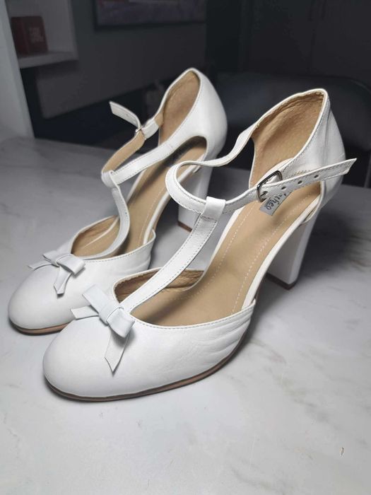 Pantofi albi stare foarte buna