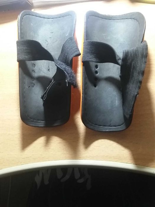 щитки футбольные