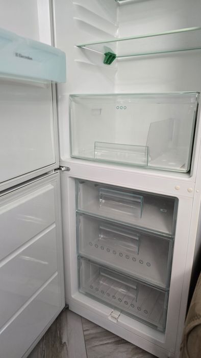 Хладилник с фризер ELECTROLUX