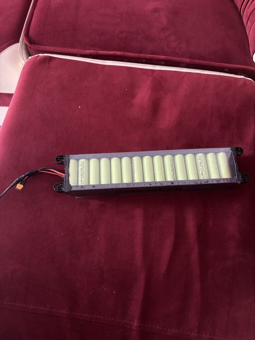 Vând baterie Lithium-Ion 36V 7.4Ah, cu o capacitate declarată de aproximativ 266Wh.