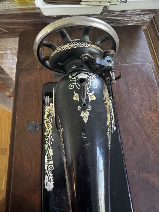Masina de cusut Singer originala, Clasa 15K, cu decorul Sphinx (sfinx înaripat Egyptian auriu)
