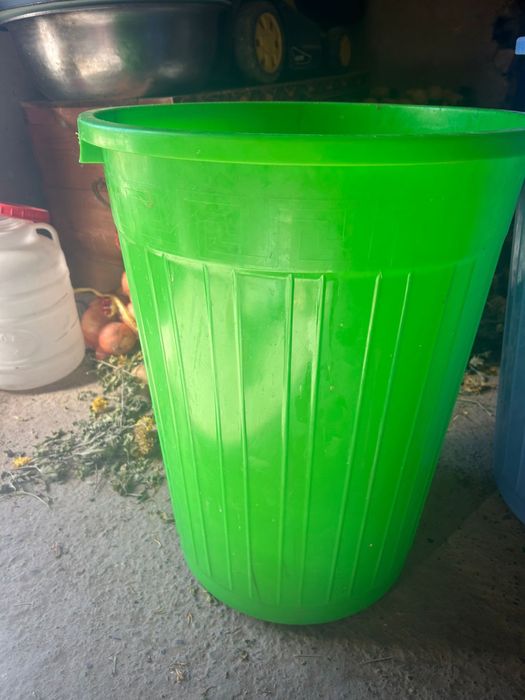 Мусорный бак с крышкой