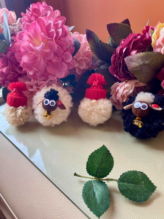 Сладки мартеници от естествена яълна