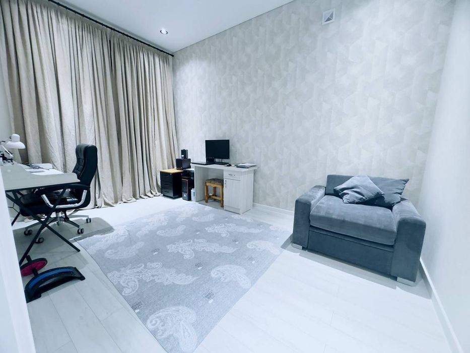 Продаётся 2 этажный дом. 7 комнат. 2.7 сотки земли. 240 м²