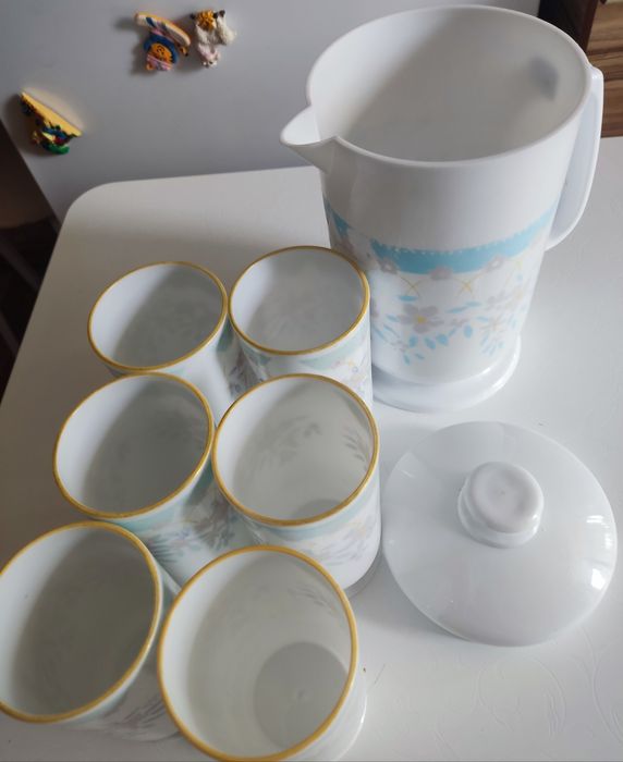 Кувшин со стаканами