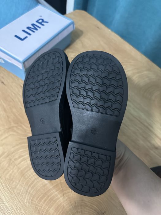 Продам детские туфли