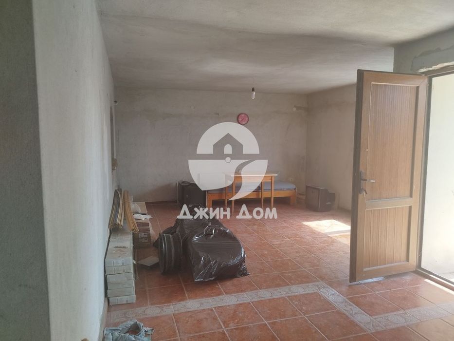 Двуетажна къща с двор в гр. Бяла