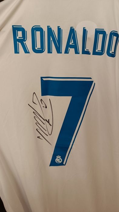 Vând tricou Cristiano Ronaldo cu autograf