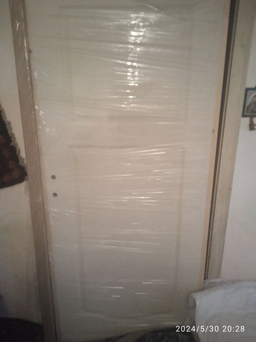 vând  ușa de lemn masiv