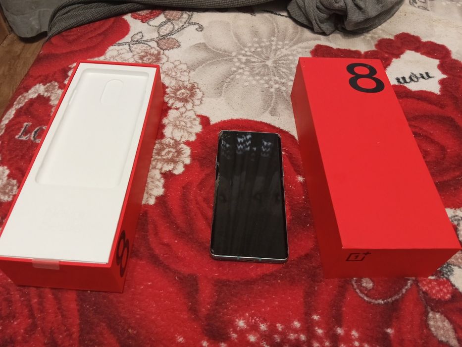 Продаю телефон  One Plus 8 на запчасти