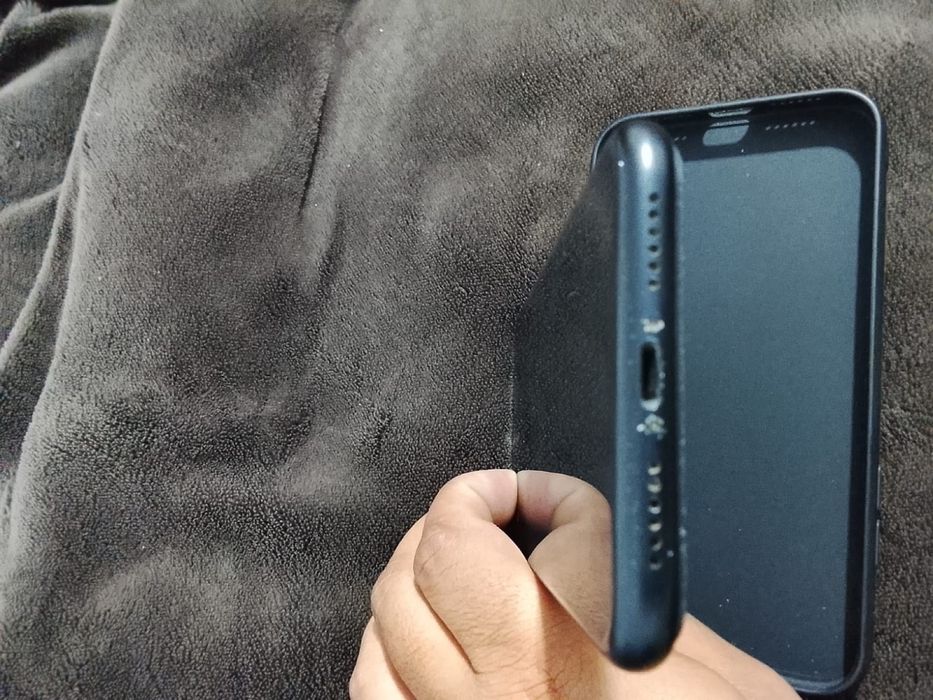 Vand sau schimb iphone xr de 64 gb si 82% capacitatea pret 550 lei