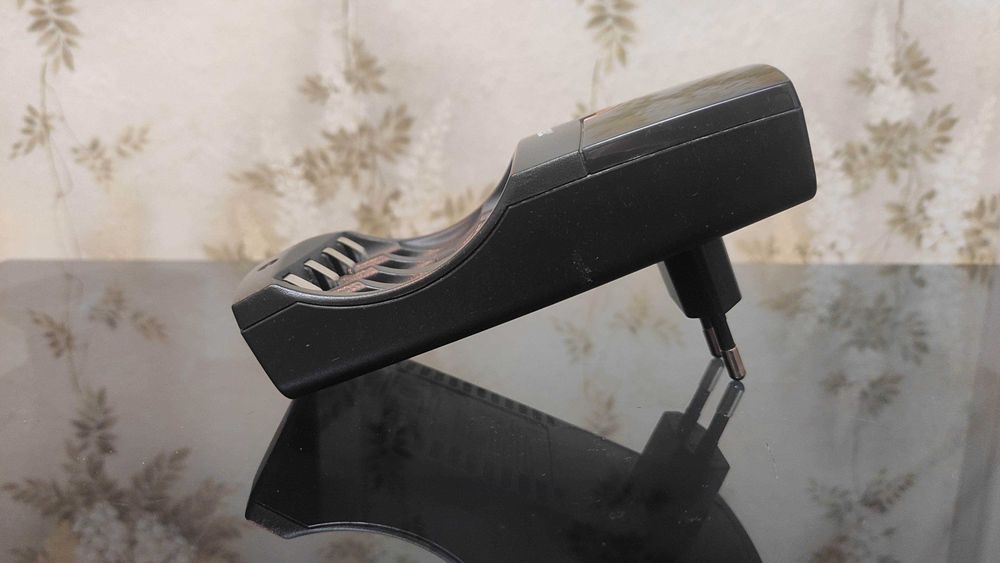 Duracell (model: CEF14EU) - зарядное устройство