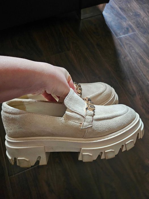 Pantofi din piele intoarsa, marimea 36, pastrati foarte bine