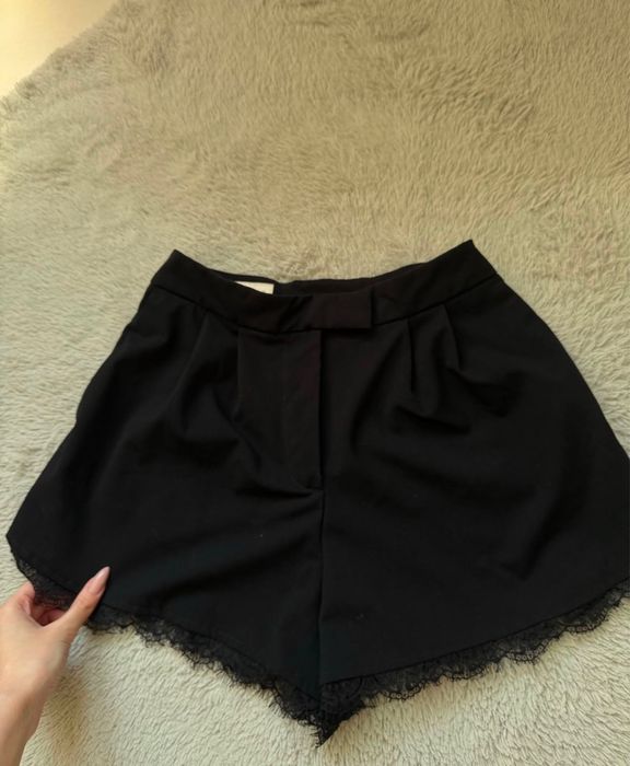 ZARA къси панталонки с дантела