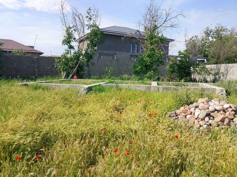 Katta hovli, tayyor fundament, qulay joylashuv