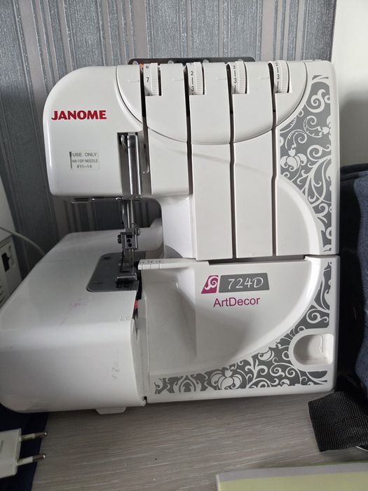 Продам оберлок janome