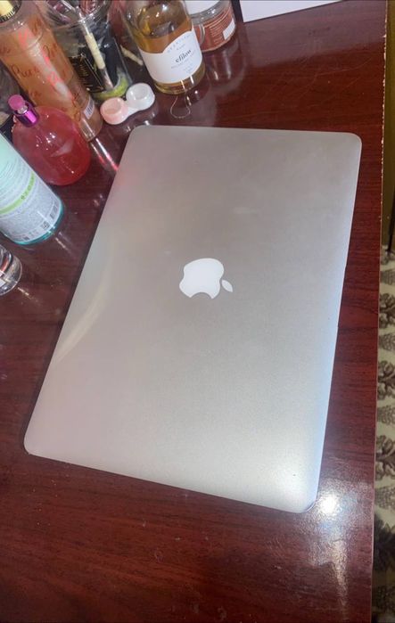 Макбук сотилади.