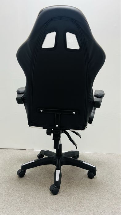 Игровое кресло чёрно белое