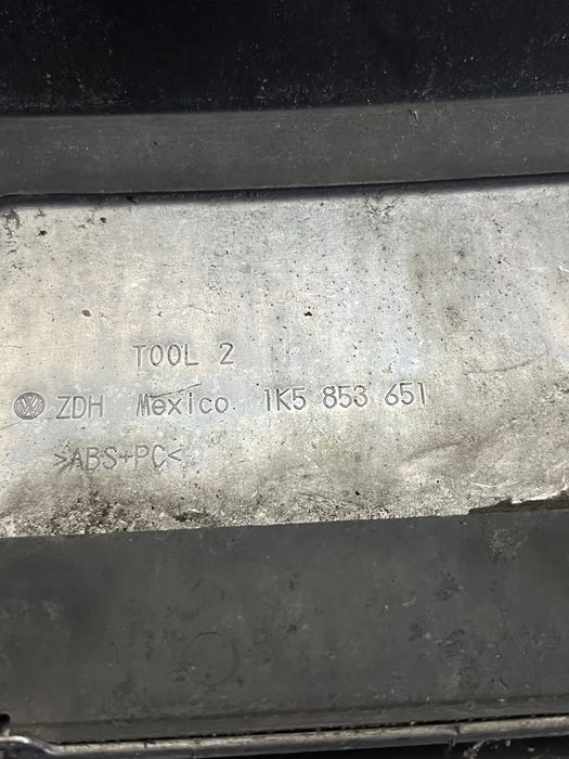 Grila centrala Volkswagen Golf 5 cod: 1K5 853 651