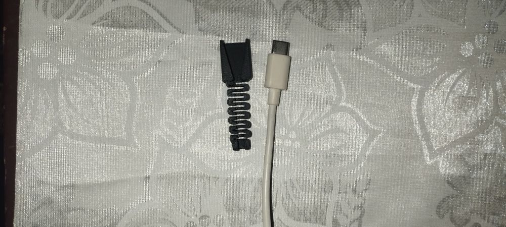 Power banklar uchun maxsus kabel yigʻi gich kabellarni kirillanishidan