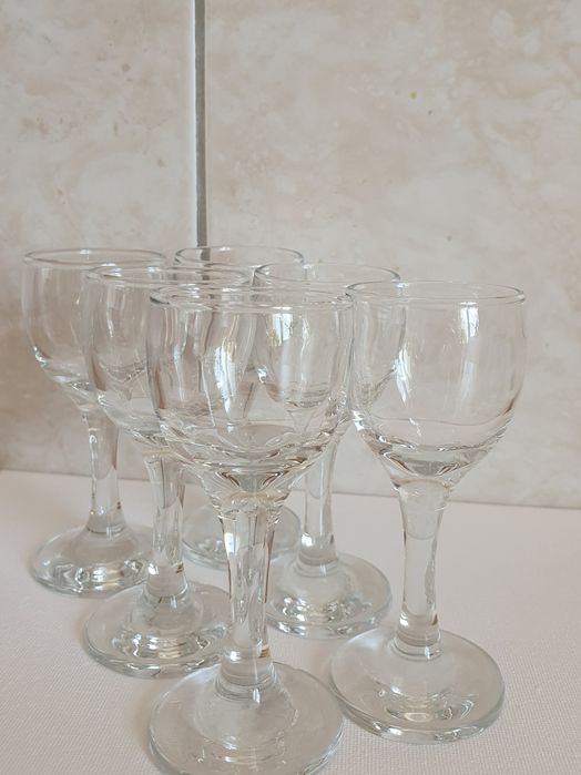 Set elegant de 6 pahare din sticlă transparentă, noi și nefolosite.
