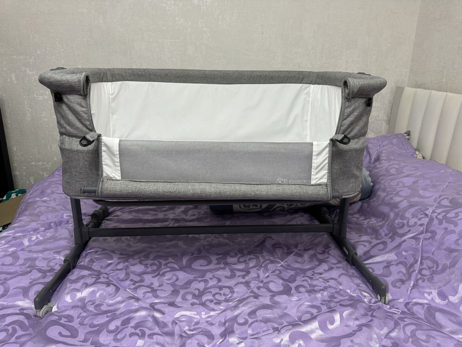 Манеж-кровать серого цвета