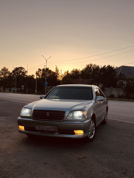 Toyota crown 2003год
