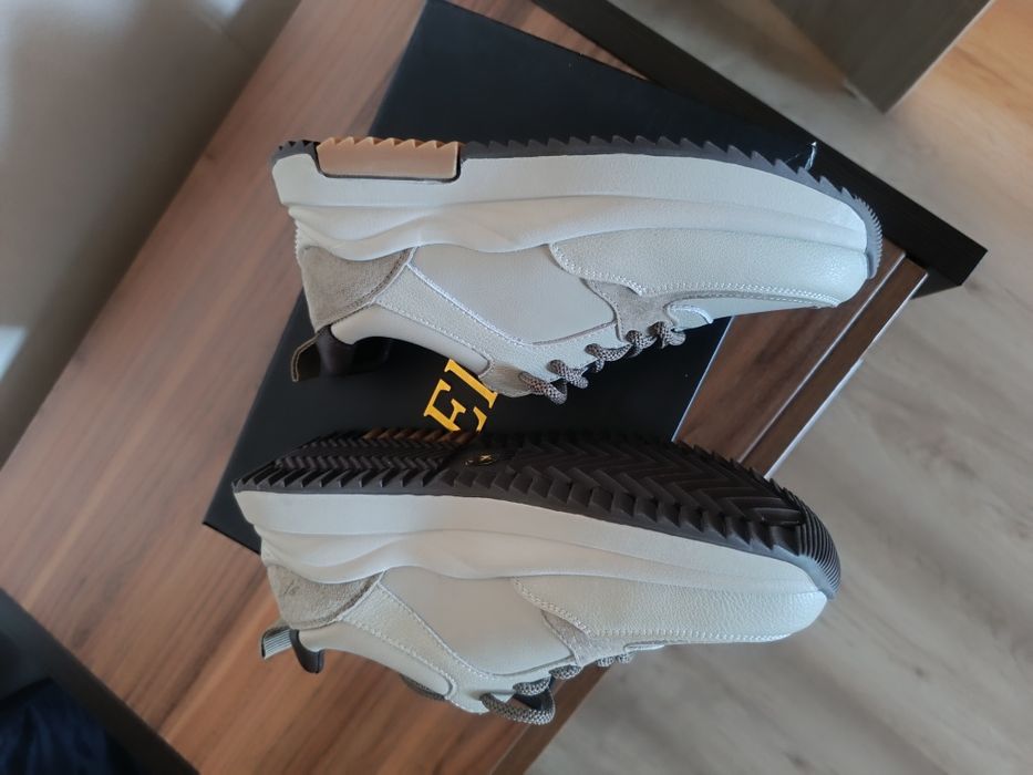 Новые кроссовки на девочку р36