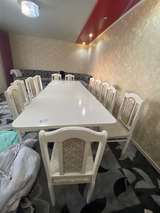 Стол с 12 стульями