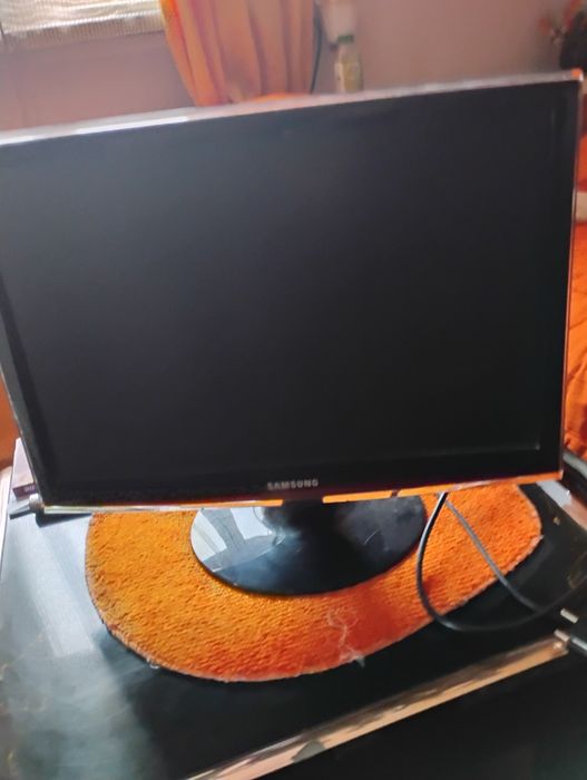 Продавам монитор Samsung