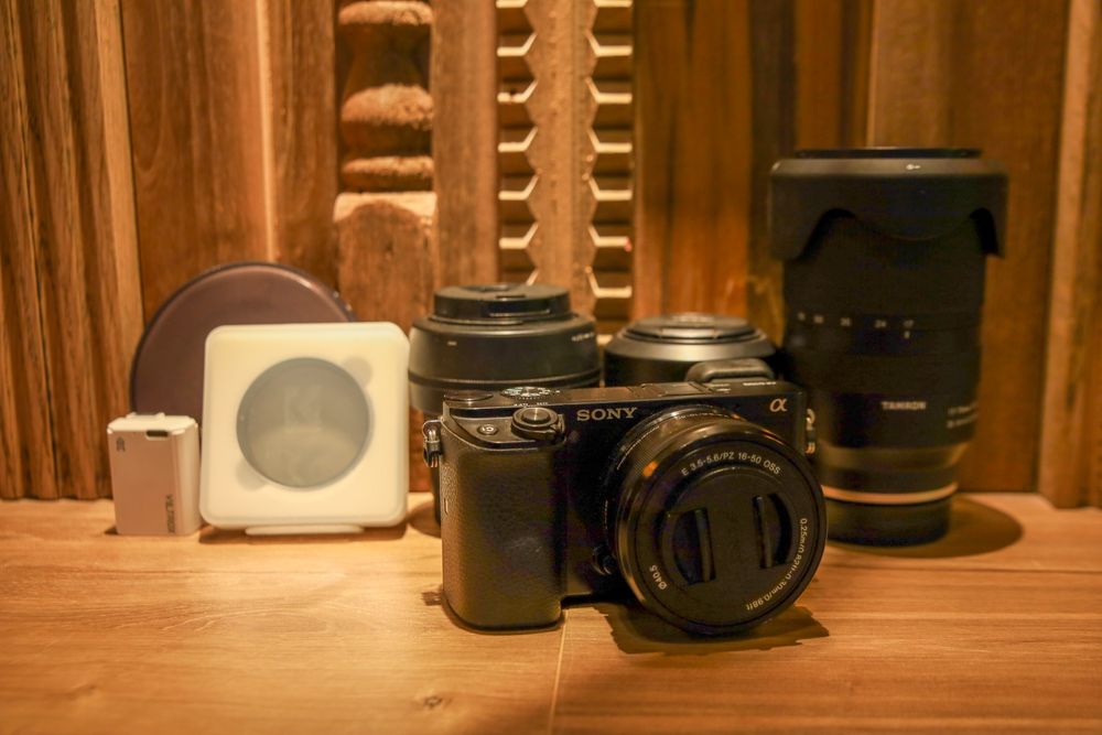 Sony a6100 + 4 обектива и аксесоари