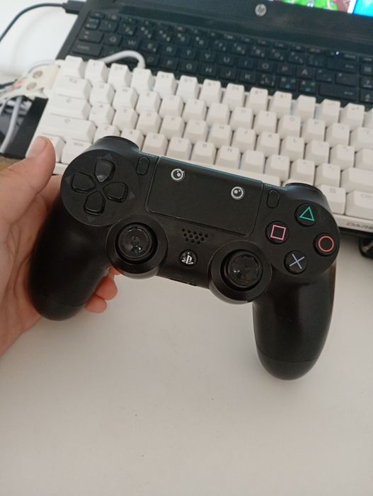 Controller PS4 original folosit și unul nou costă în jur de 250-280 lei