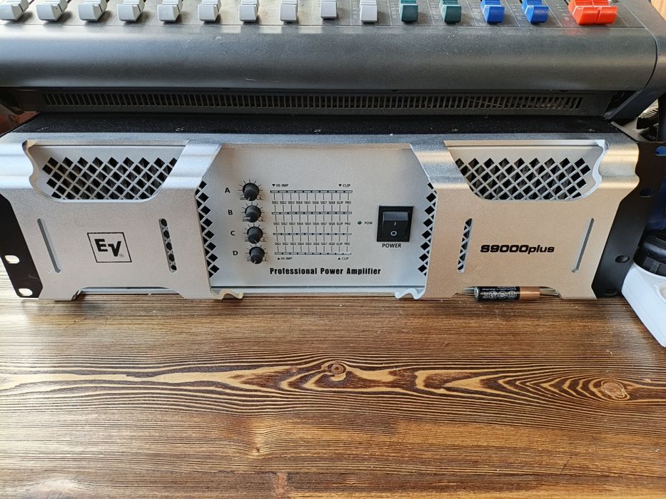 Продам усилитель в хорошем состоянии