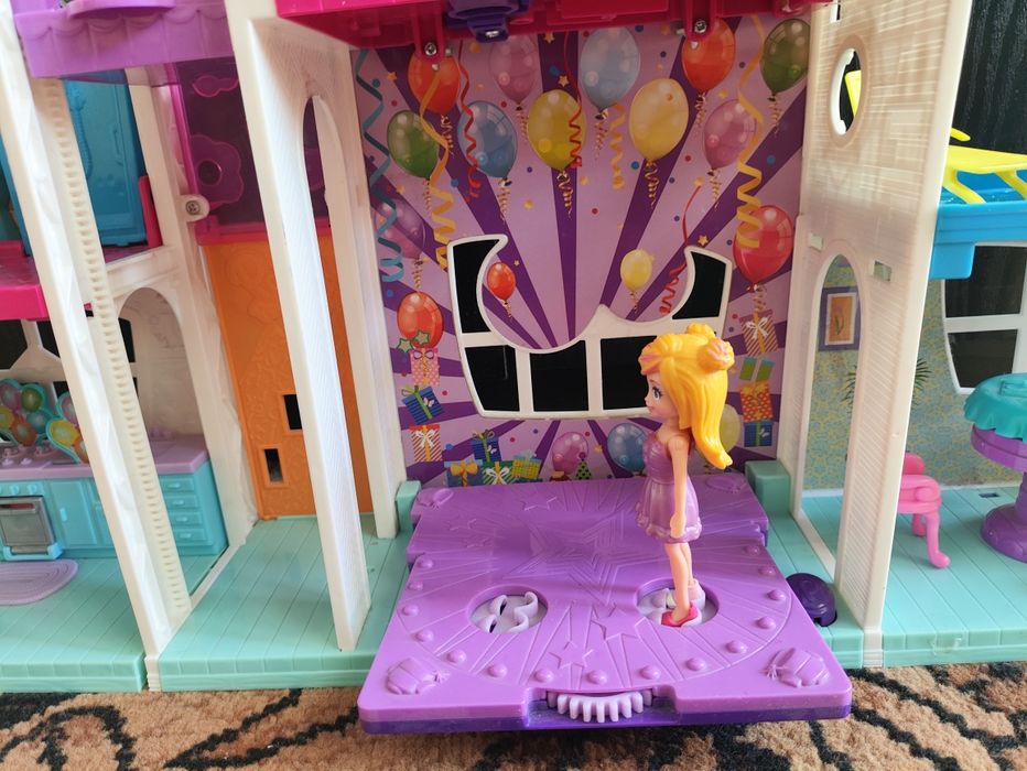 Къща за кукли с пет кукли