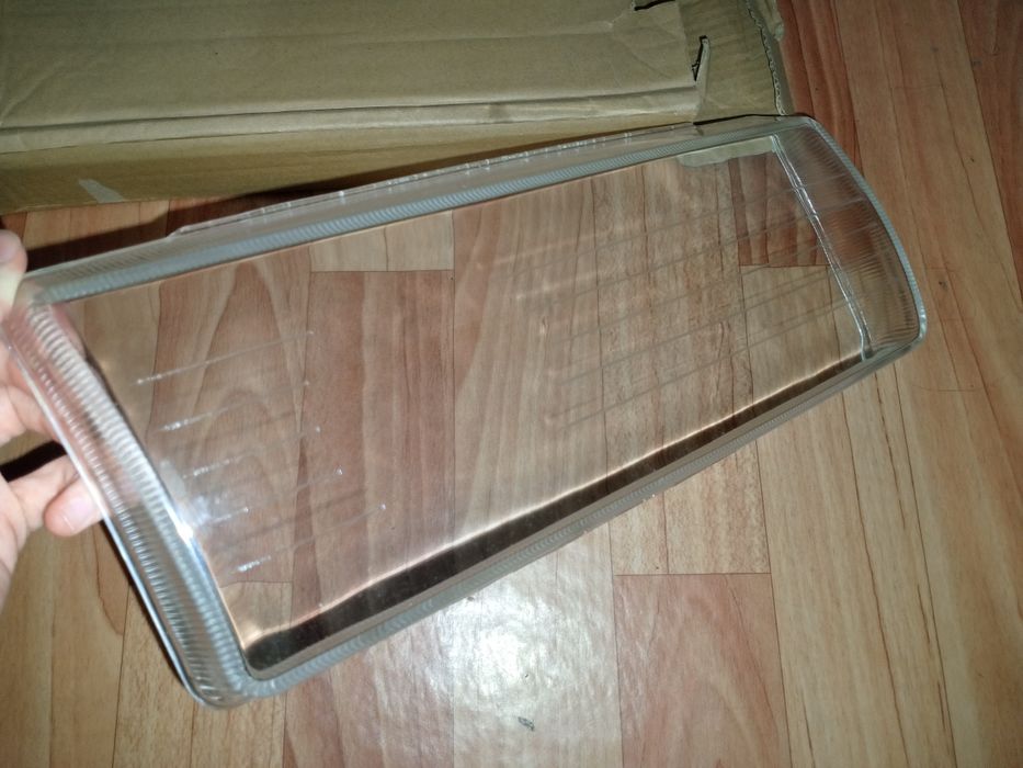 Стекло фара правое BMW E36.