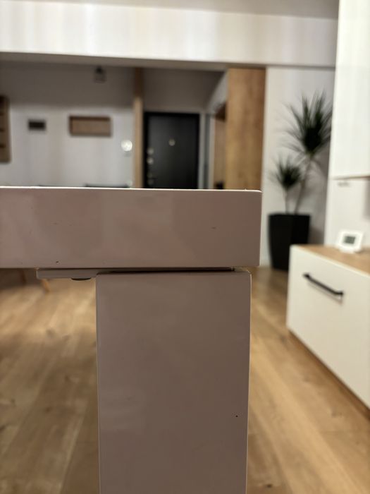 Masă albă modernă