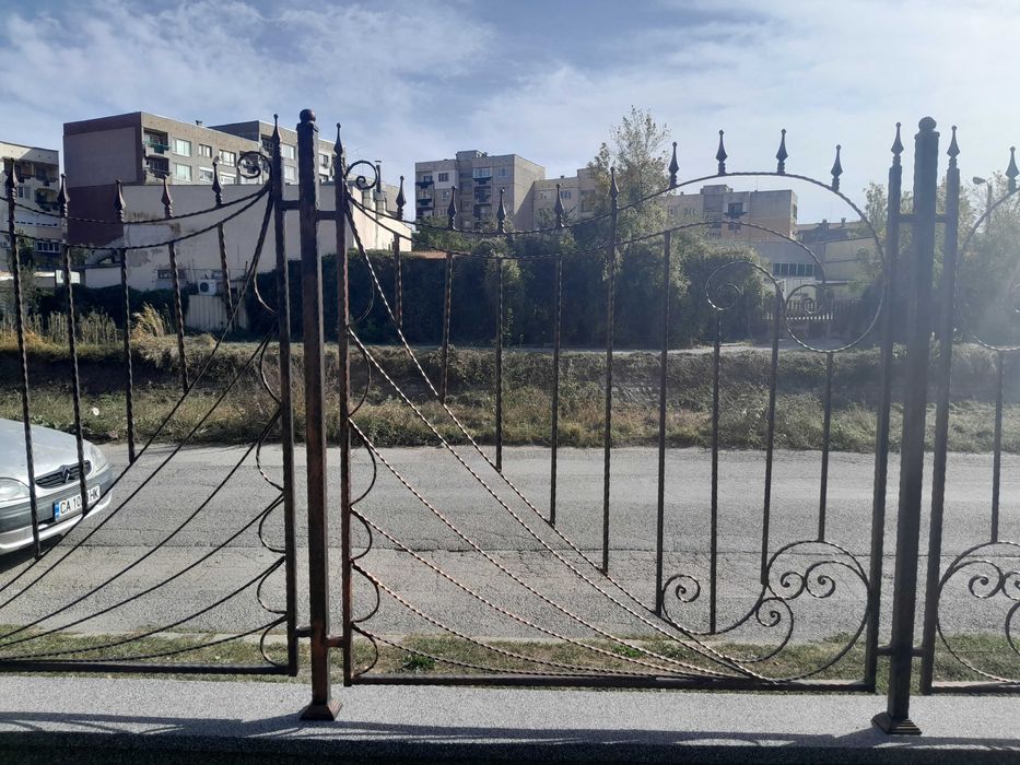 Изделия от ковано желязо парапети врати огради маси столове