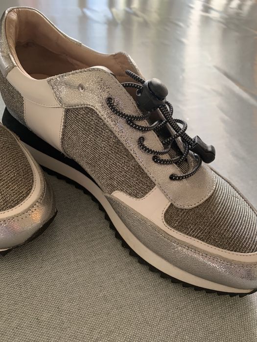 продам кроссовки женские