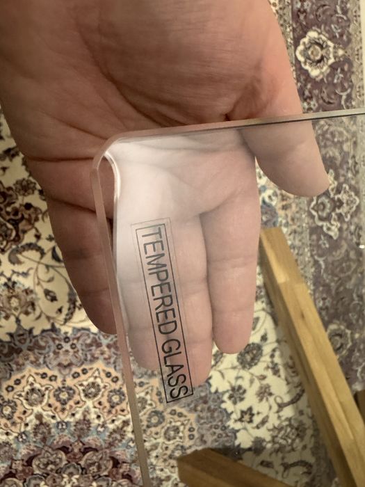 Masa JYSK cu blat din sticla securizata si suport lemn masiv