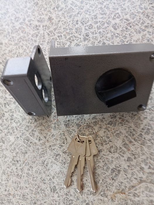 Замок новый дверной